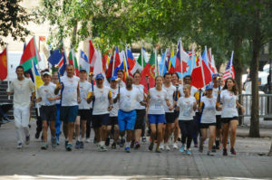 Des coureurs  portent les drapeaux représentant les différentes nations participantes