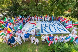Le plus grand logo de la Peace Run jamais réalisé, avec 12 393 balles de tennis 